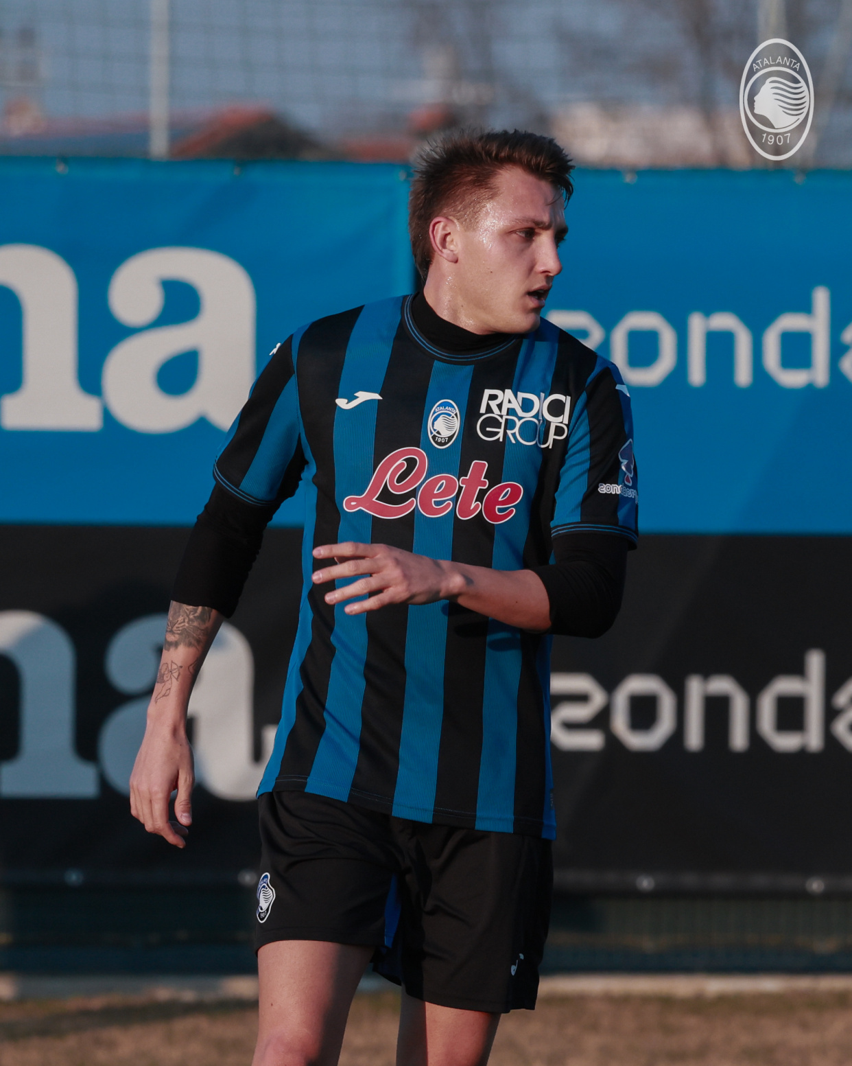 亚博体育在线登录-赛地聚焦：国王杯赛后热度飙升，AC米兰复出首秀，话题不断，球探报告显示潜力