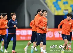 亚博app官网-山东泰山训练开放日；集结日单刀错失引欢呼；英超在即；资深球员宣示担当