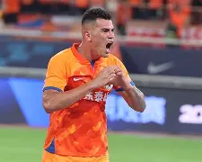 山东泰山训练开放日；集结日单刀错失引欢呼；英超在即；资深球员宣示担当